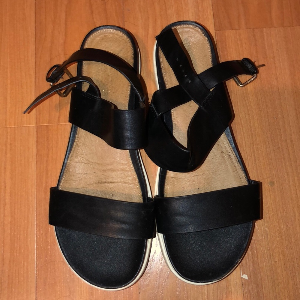 Black flat sandal with white platform